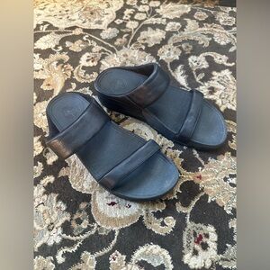 Fitflop $100 Lulu slide sandals. Size 8.
